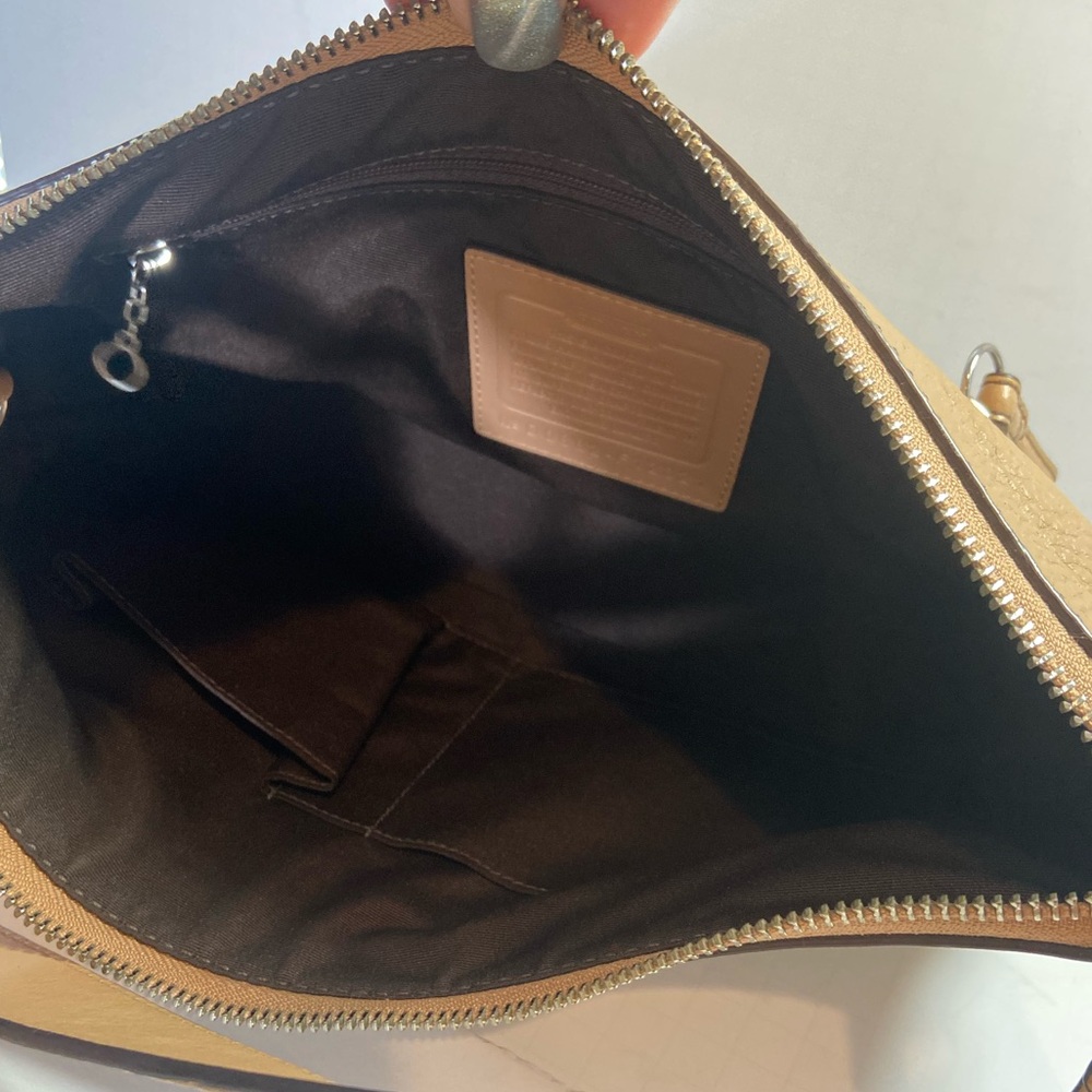 Coach~Vintage~Madison~Tan~Soft
Pebbled Leather~Shoulder Bag~Top Zipper Closure - Picture 12 of 14